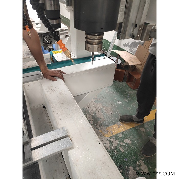 **铝型材加工中心 全自动打孔开槽攻丝一体加工中心图2