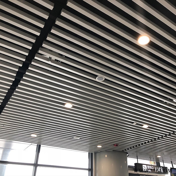 定制实用木纹铝方通天花 酒店会所造型铝板吊顶弧形方通 铝方通吊顶材料图5