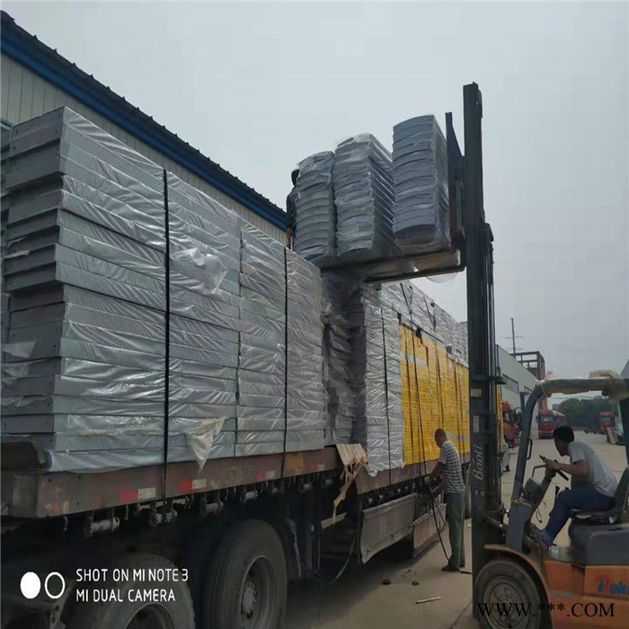 现货供应 城市公路音屏墙 道路交通隔屏 声屏障 高速公路隔音板 铝板隔音墙 声屏障批发图2