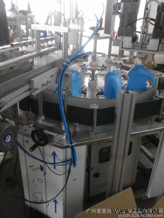 洗涤用品灌装生产线是由理瓶、灌装、旋盖、铝箔封口、贴标机等单机组成的瓶装生产线 灌装旋盖机图6