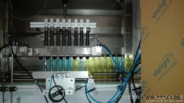 洗涤用品灌装生产线是由理瓶、灌装、旋盖、铝箔封口、贴标机等单机组成的瓶装生产线 灌装旋盖机图2