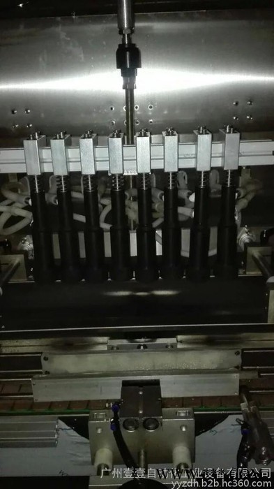 洗涤用品灌装生产线是由理瓶、灌装、旋盖、铝箔封口、贴标机等单机组成的瓶装生产线 灌装旋盖机