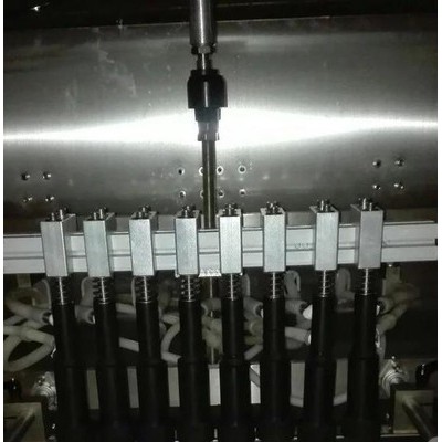 洗涤用品灌装生产线是由理瓶、灌装、旋盖、铝箔封口、贴标机等单机组成的瓶装生产线 灌装旋盖机