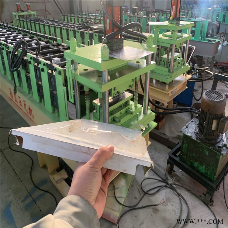 300铝板小方板设备 加油站专用吊顶扣板机 小方板吊顶 暗扣吊顶板机器质量保证 昌益压瓦机 250图2